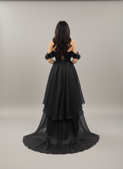 Dieses glamouröse Design besticht durch seinen Off-Shoulder-Schnitt  E326