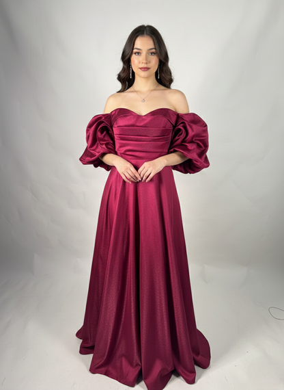 Dieses atemberaubende Abendkleid besticht durch sein schulterfreies Design E324