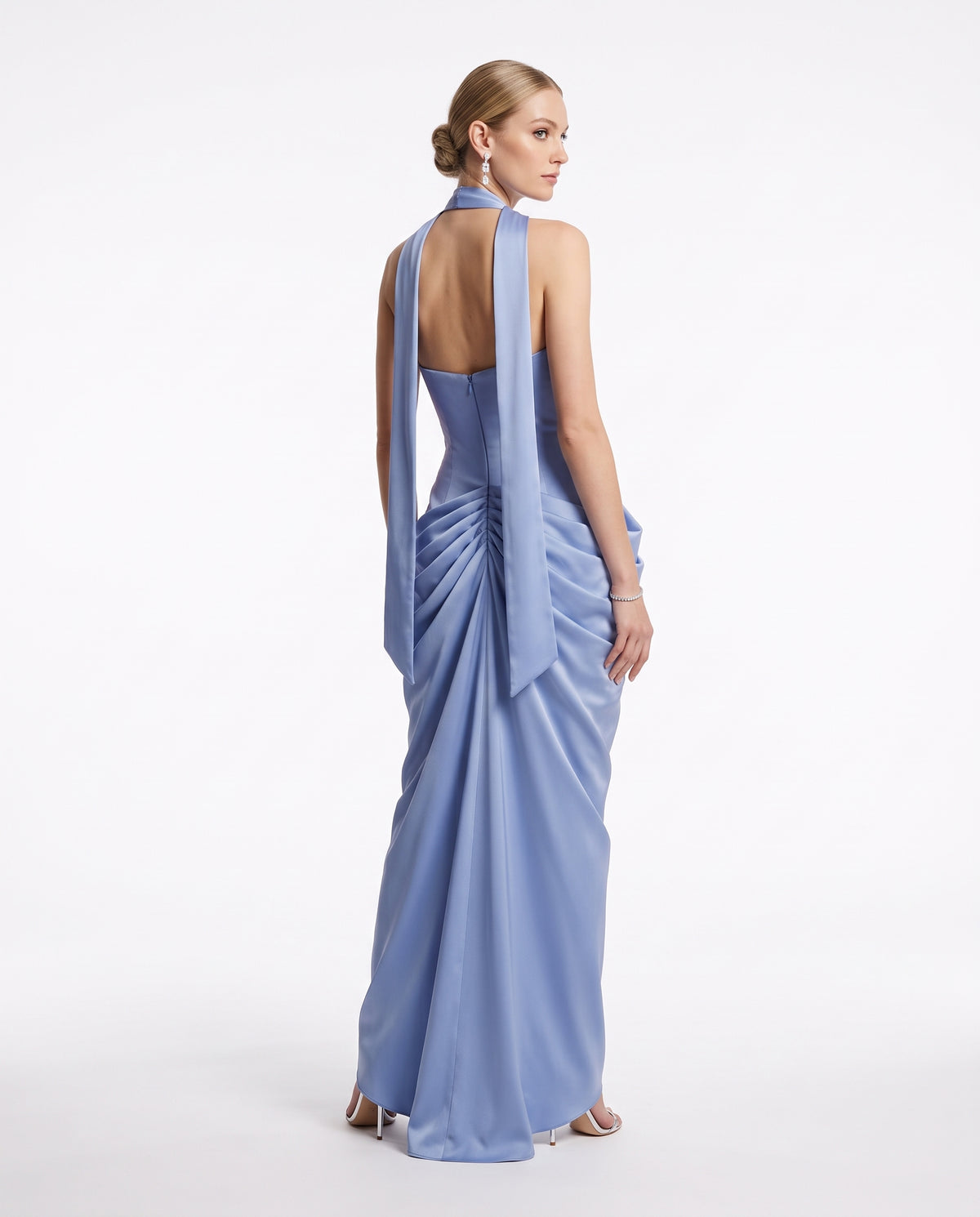 Elegantes trägerloses Satin-Abendkleid mit Drapierung und hohem Beinschlitz in Khakigrün Beschreibung: e425