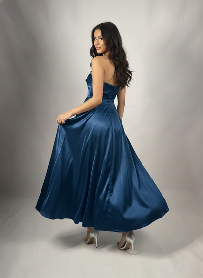 Trägerloses Satin-Midikleid E339