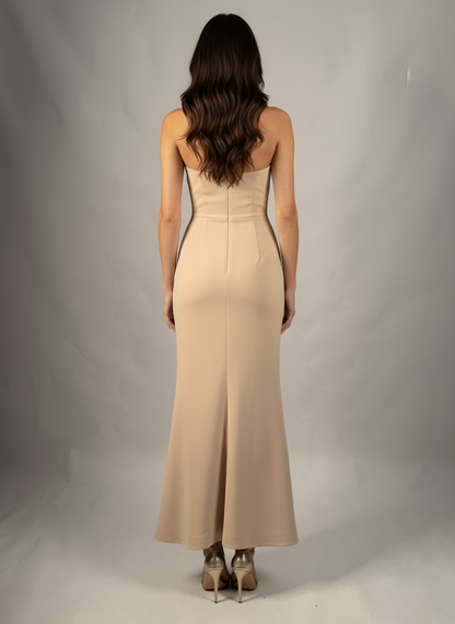 Dieses Abendkleid aus Satin besticht durch ein raffiniertes Neckholder-Detail  E334