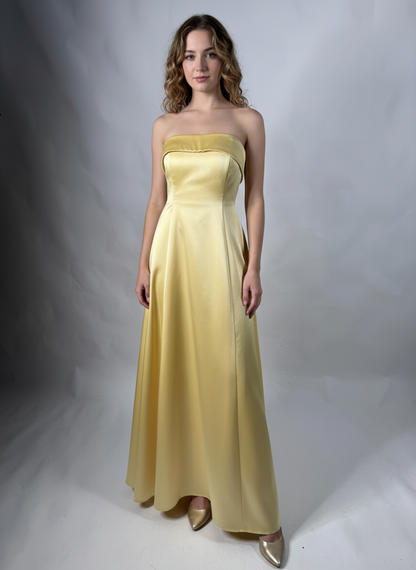 Elegantes trägerloses Design mit figurbetonten Drapierungen. E318