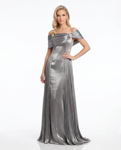 Elegantes schulterfreies Abendkleid in Metallic-Silber mit Plissee-Details e418