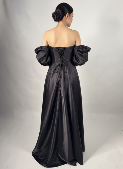 Dieses atemberaubende Abendkleid besticht durch sein schulterfreies Design E324