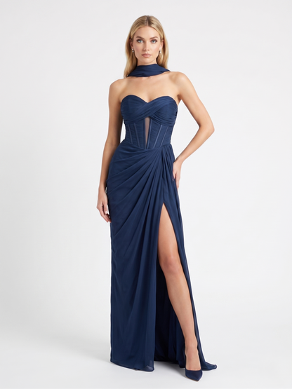 Drapiertes Corsagen-Abendkleid mit hohem Schlitz e394