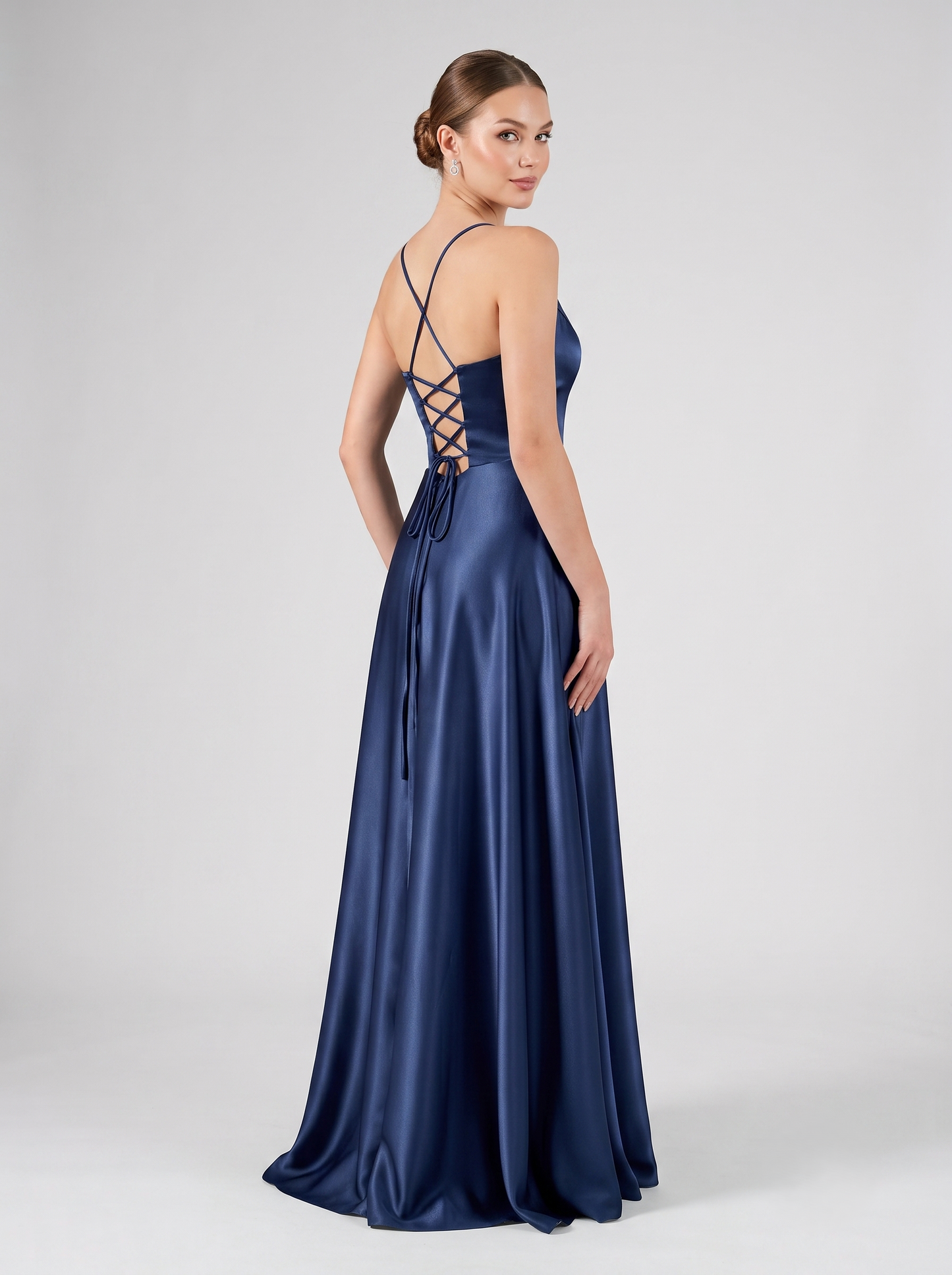 Elegantes Satin-Abendkleid mit Schlitz E310