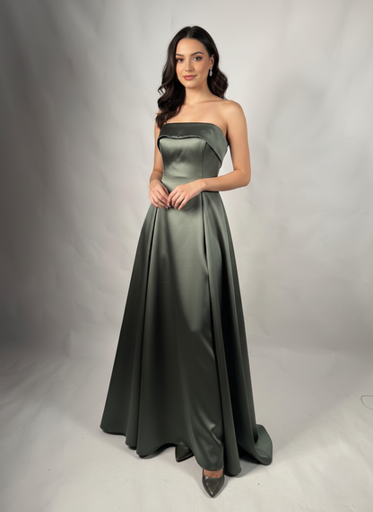 Elegantes trägerloses Design mit figurbetonten Drapierungen. E318