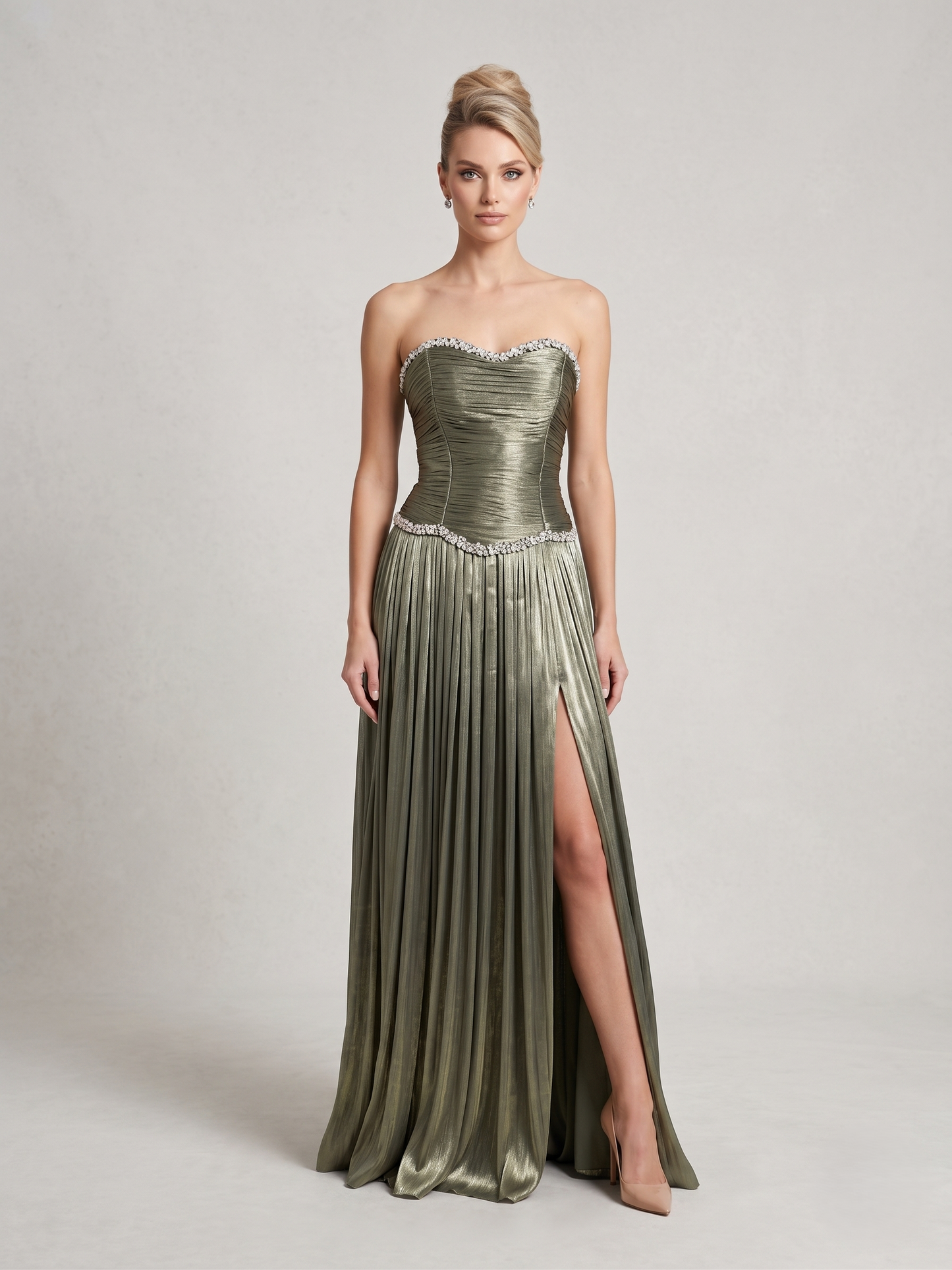 Elegantes trägerloses Plissee-Abendkleid mit Strassbesatz in Taupe Beschreibung: 402