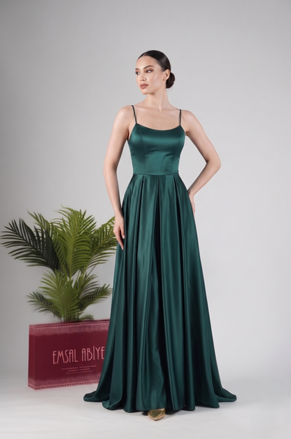 Elegantes Satin-Abendkleid mit Schlitz E310