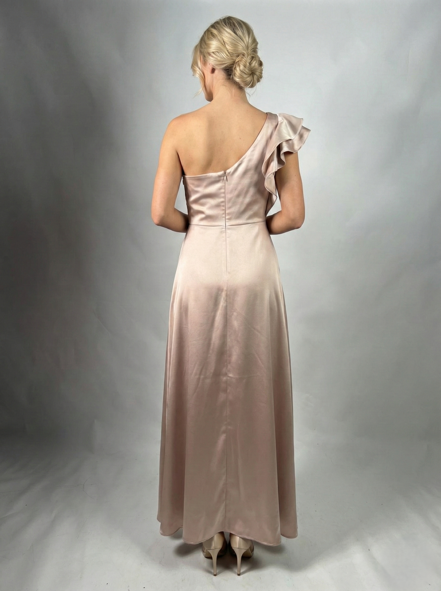 Satin-Abendkleid mit One-Shoulder-Design und Volantdetail – Marineblau E345