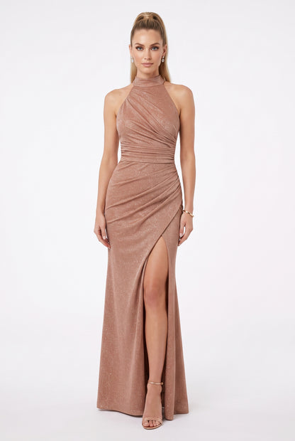 Ein auffälliges, bodenlanges Abendkleid aus funkelndem Glitzerstoff. - E261