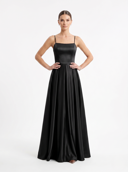 Elegantes Satin-Abendkleid mit Schlitz E310