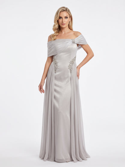Elegantes schulterfreies Abendkleid in Metallic-Silber mit Plissee-Details e418