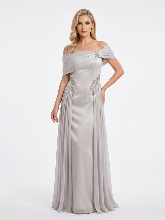 Elegantes schulterfreies Abendkleid in Metallic-Silber mit Plissee-Details e418