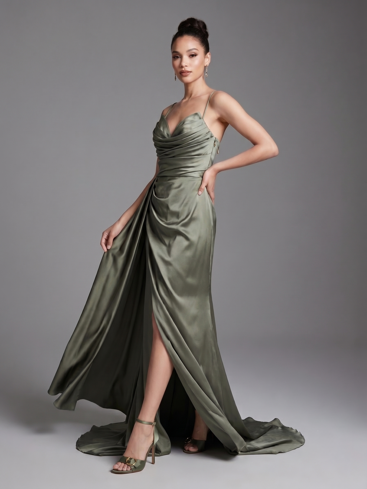 DE: Elegantes Abendkleid mit Drapierung Dieses atemberaubende E338