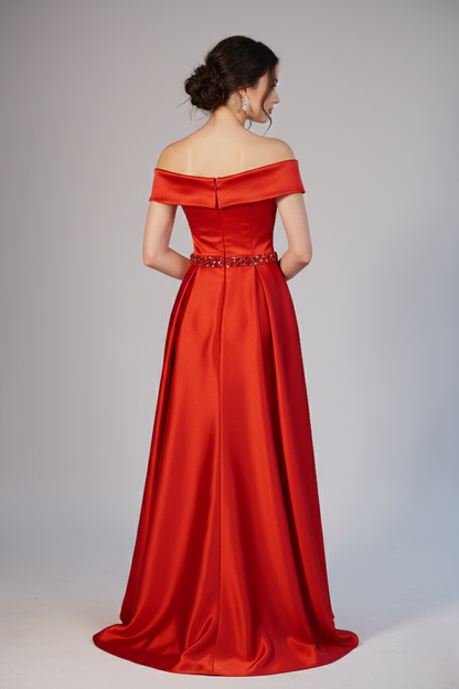 Langes Satin-Abendkleid mit Bootsausschnitt und Strassgürte E351