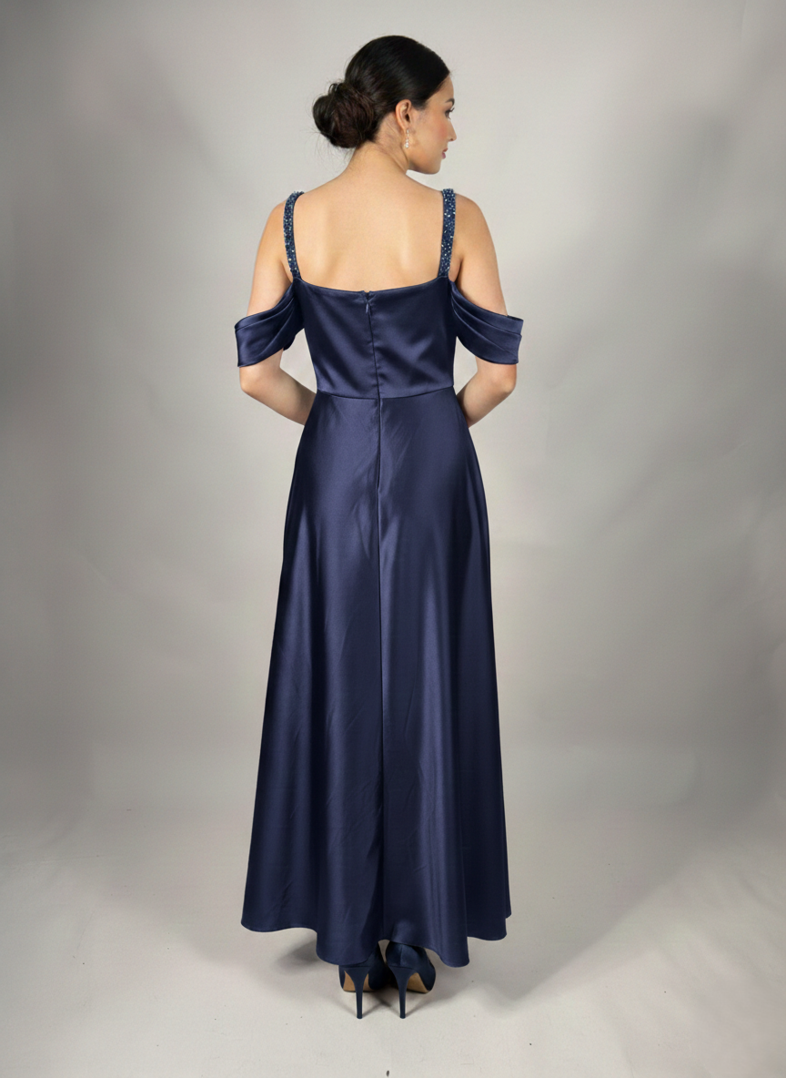 Langes Satin-Abendkleid mit Drapiertem Oberteil E355