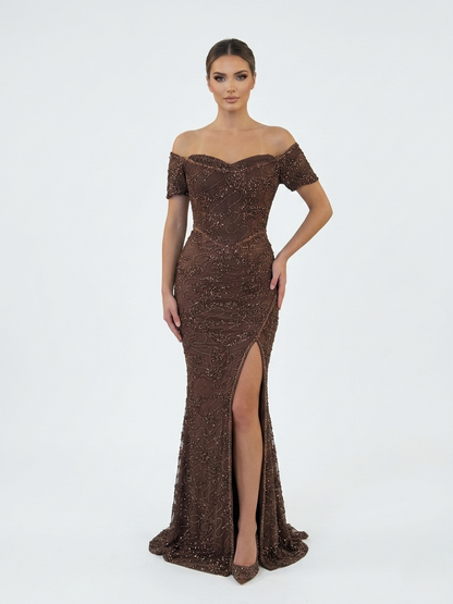 Elegantes schulterfreies Abendkleid mit Pailletten und hohem Beinschlitz in Schokobraun Beschreibung:e398