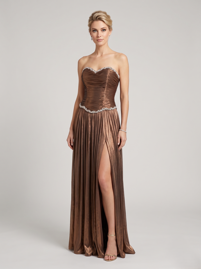 Elegantes trägerloses Plissee-Abendkleid mit Strassbesatz in Taupe Beschreibung: 402