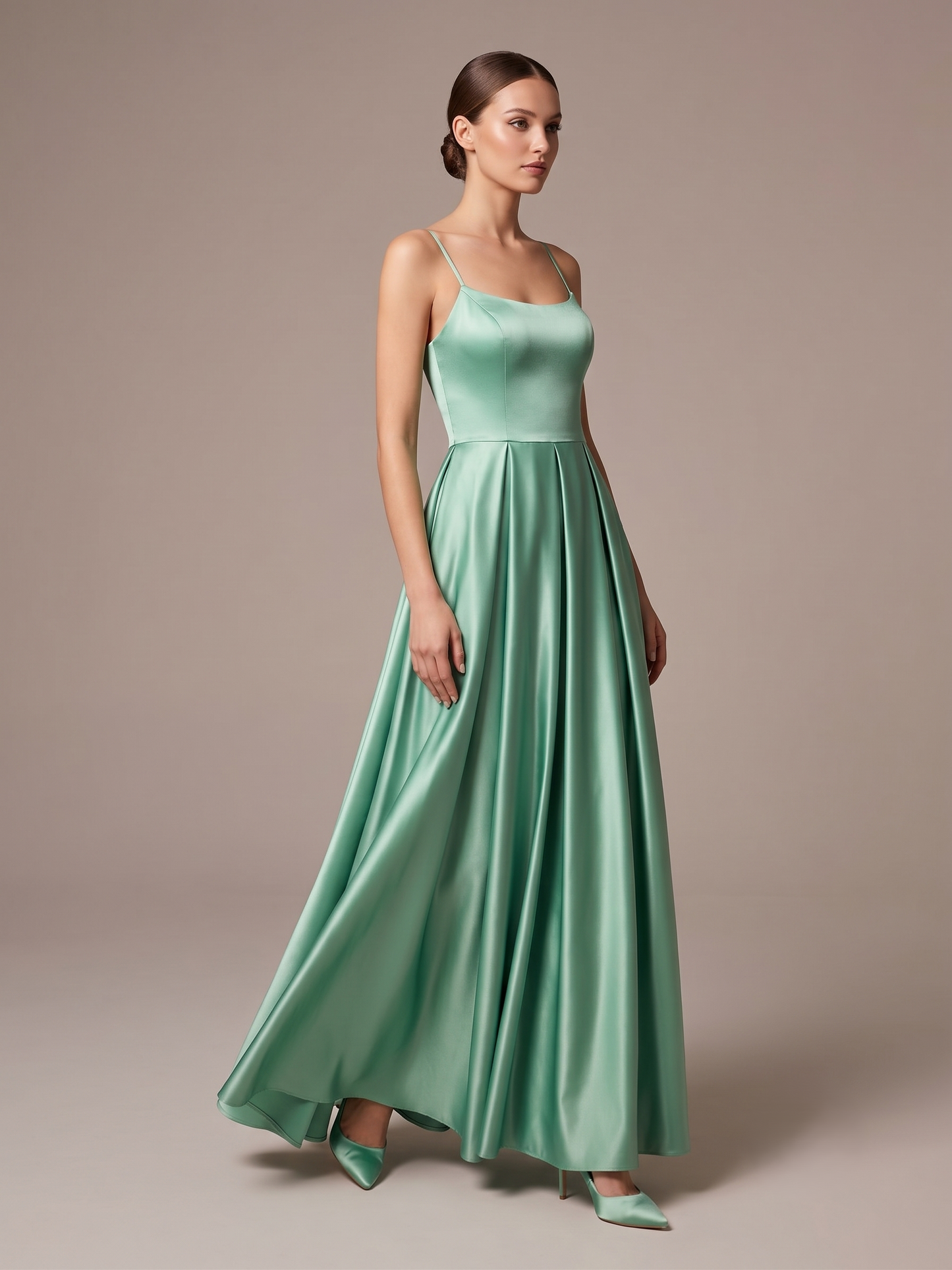 Elegantes Satin-Abendkleid mit Schlitz E310