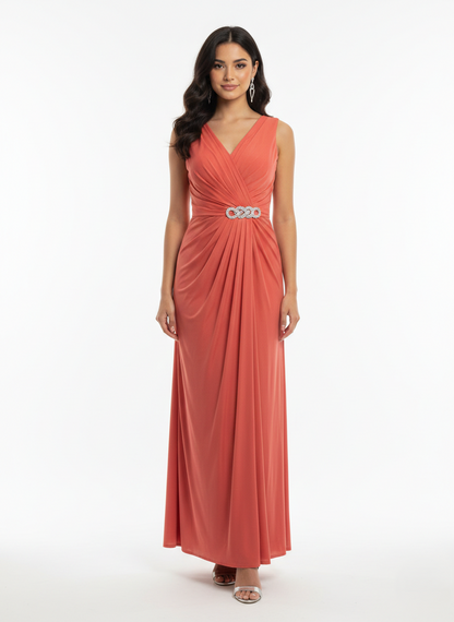 Dieses bodenlange Abendkleid besticht durch sein raffiniertes V-Design mit eleganter Raffung  E332