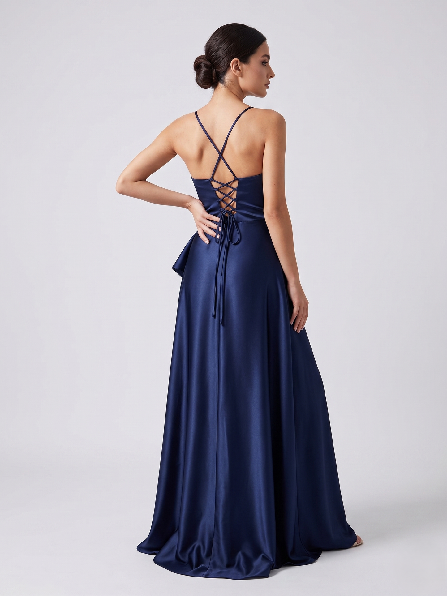 Satin-Abendkleid mit Wasserfall-Ausschnitt - E301