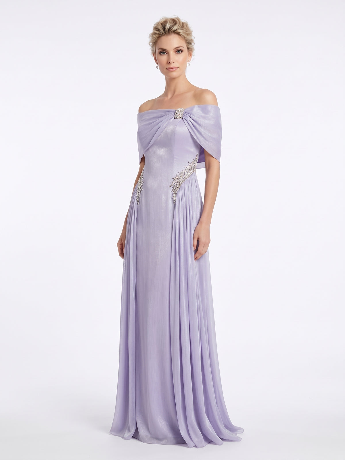 Elegantes schulterfreies Abendkleid in Metallic-Silber mit Plissee-Details e418