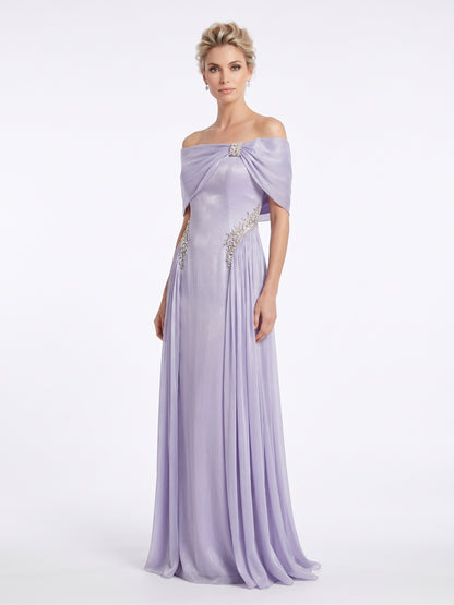 Elegantes schulterfreies Abendkleid in Metallic-Silber mit Plissee-Details e418