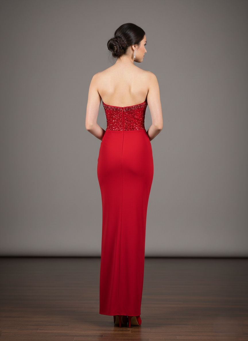 Langes trägerloses Abendkleid mit Ziersteinen und Schlitz E364