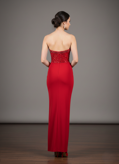 Langes trägerloses Abendkleid mit Ziersteinen und Schlitz E364