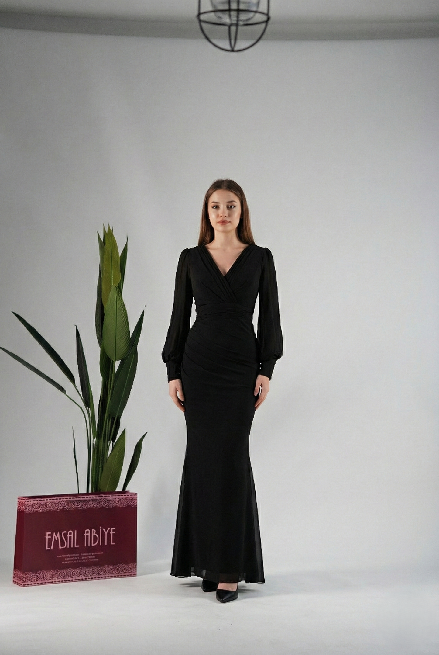 Chiffon-Abendkleid mit V-Ausschnitt, Drapierung und langen Ärmeln E349