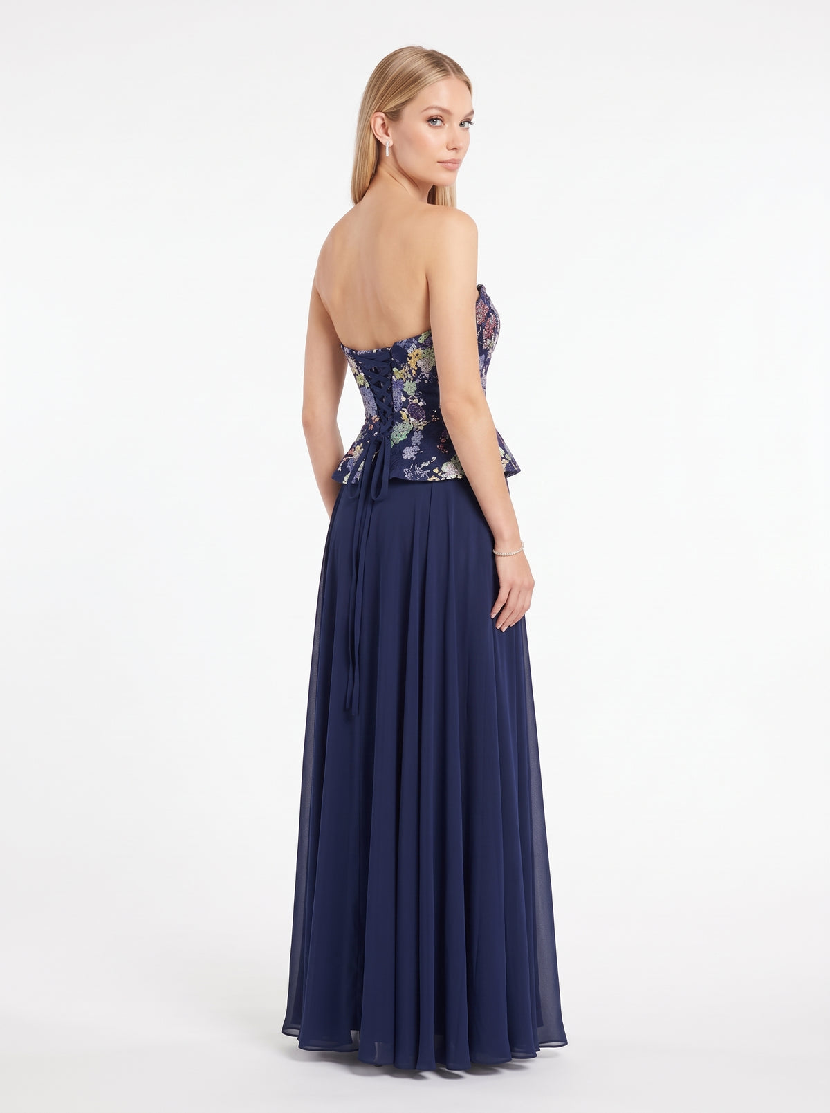 Trägerloses Abendkleid mit floralem Schößchen-Oberteil in Zartrosa Beschreibung: e409