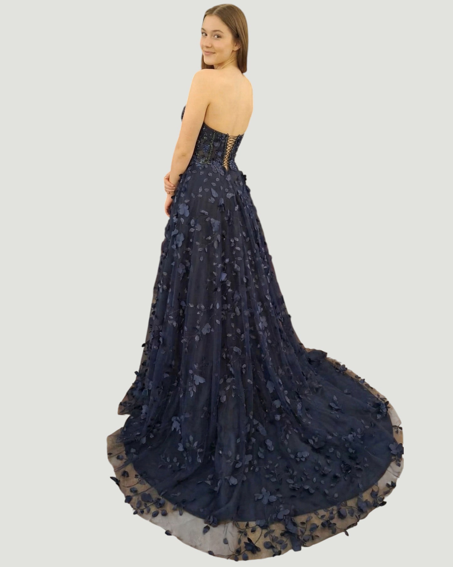 Trägerloses Tüll-Abendkleid mit 3D-Blüten - E304