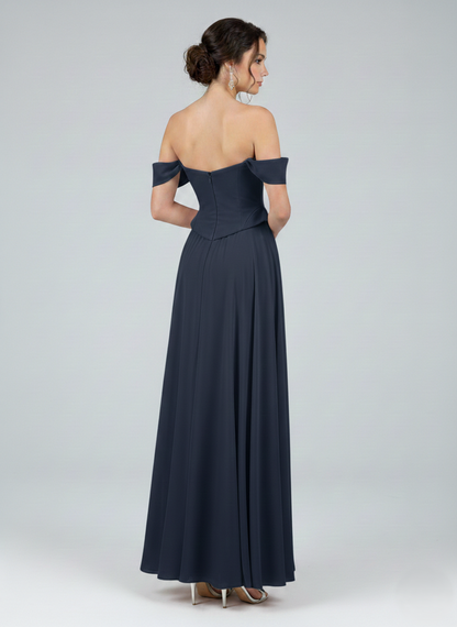 Dieses Design vereint moderne und klassische Elemente mit einem betonten Ausschnitt E327