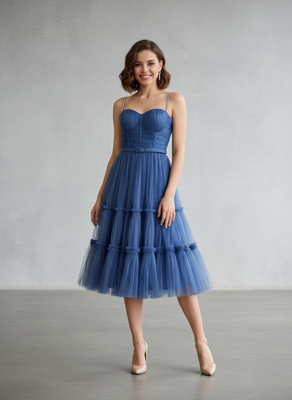 Dieses Kleid kombiniert ein strukturiertes Korsett-Oberteil mit einem voluminösen Tüllrock E400