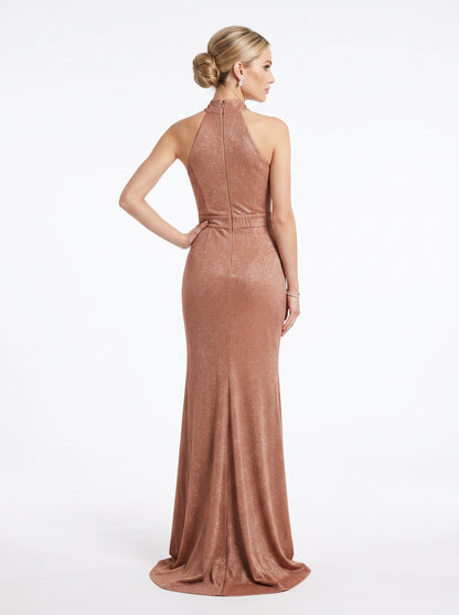 Ein auffälliges, bodenlanges Abendkleid aus funkelndem Glitzerstoff. - E261