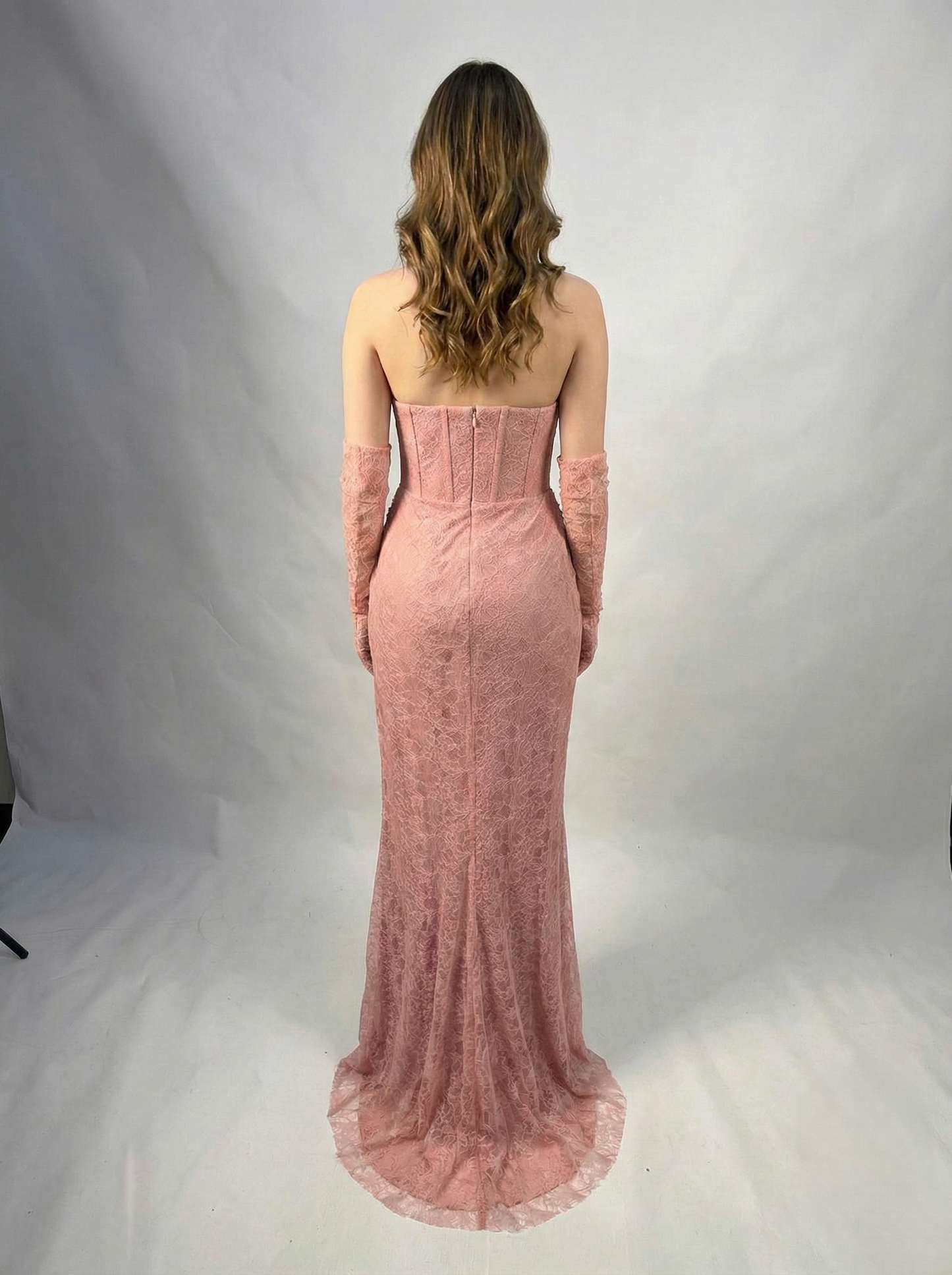Trägerloses langes Abendkleid mit Handschuhen E373