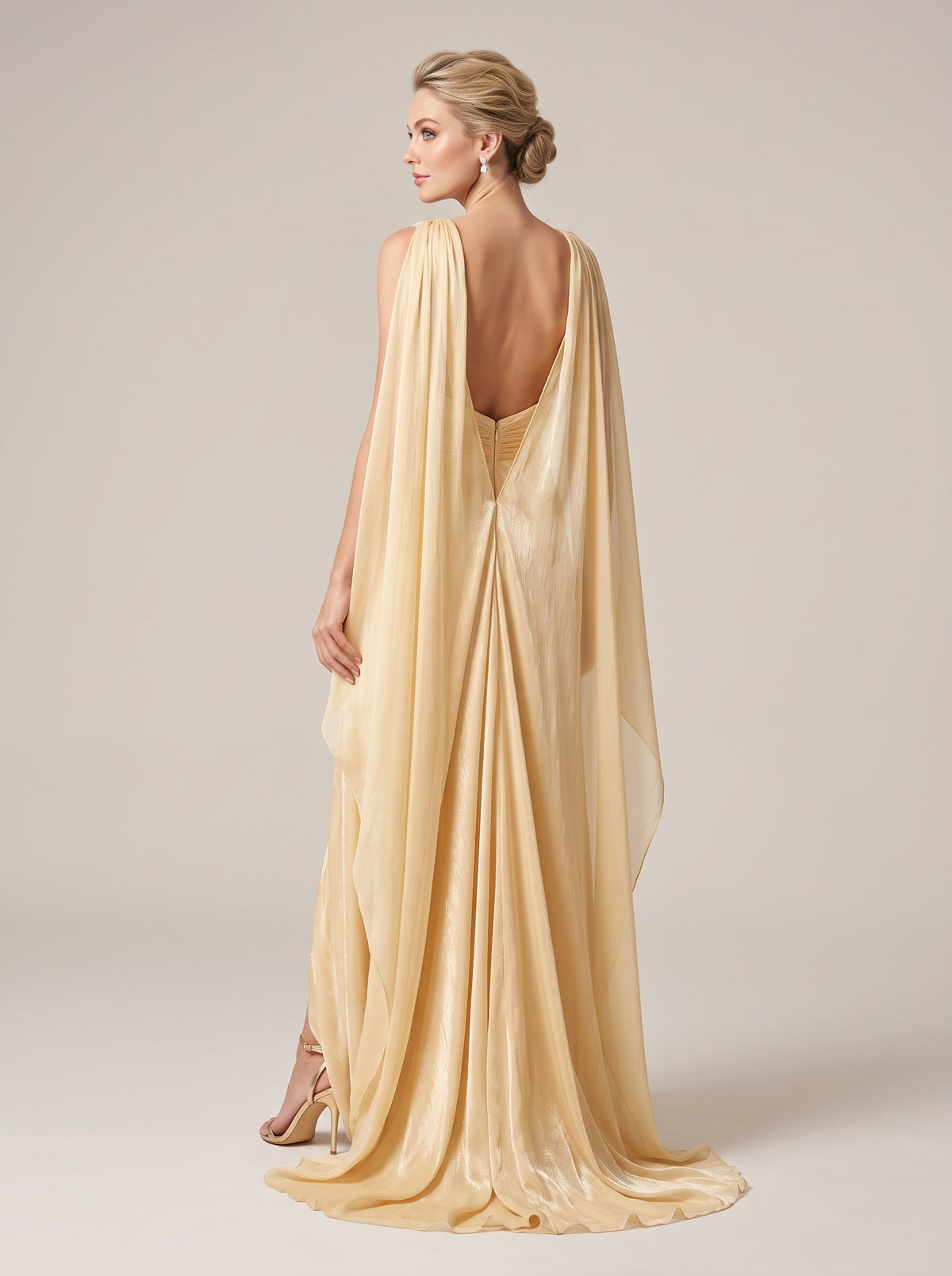 Elegantes Chiffon-Abendkleid mit Umhang und Schmuckbrosche in Champagner Beschreibung: e420