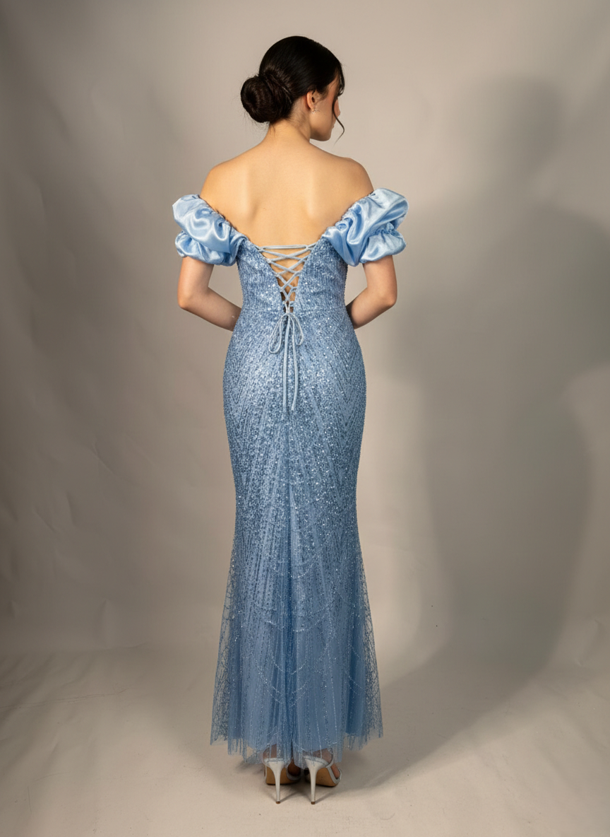 Aus leichtem Chiffon gefertigt, überzeugt dieses Kleid mit einem fließenden Schnitt E337