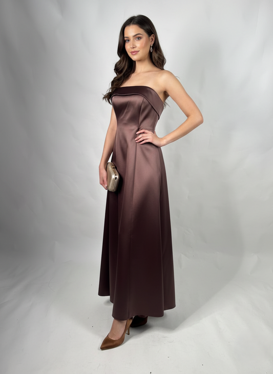 Elegantes trägerloses Design mit figurbetonten Drapierungen. E318