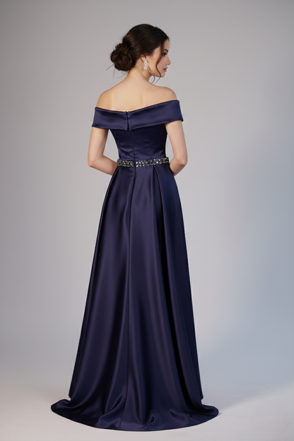 Langes Satin-Abendkleid mit Bootsausschnitt und Strassgürte E351