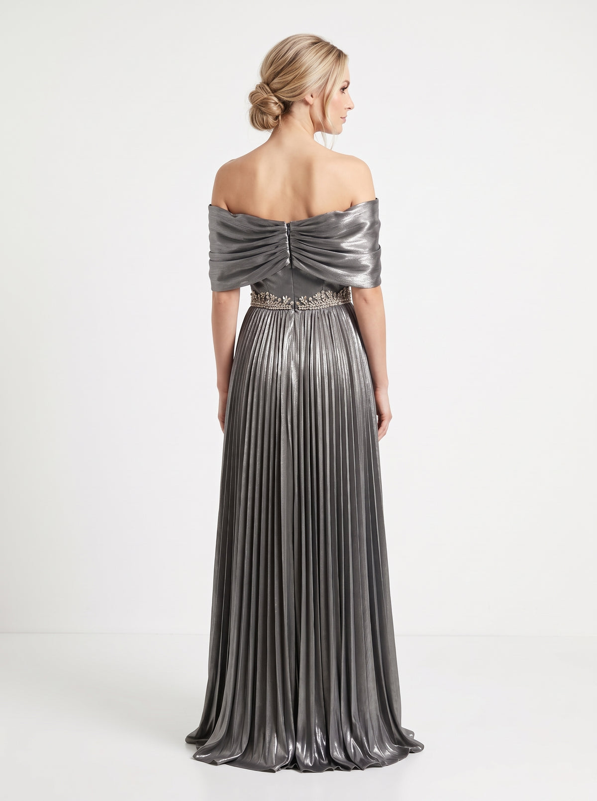 Elegantes schulterfreies Abendkleid in Metallic-Silber mit Plissee-Details e418