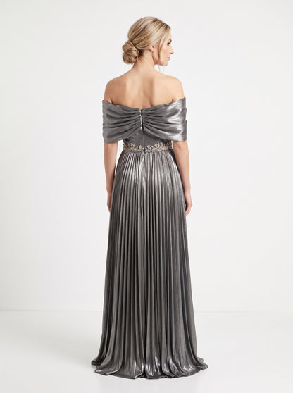 Elegantes schulterfreies Abendkleid in Metallic-Silber mit Plissee-Details e418