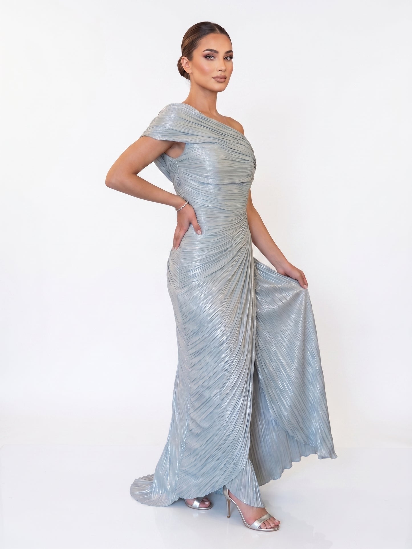 Elegantes schulterfreies Plissee-Abendkleid in Metallic-Olivgold Beschreibung: e389