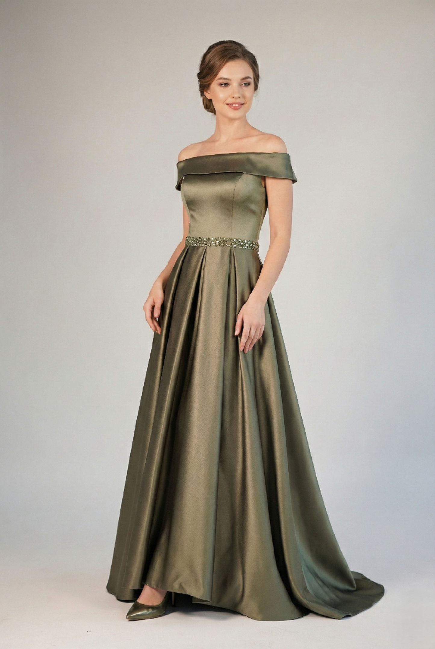 Langes Satin-Abendkleid mit Bootsausschnitt und Strassgürte E351