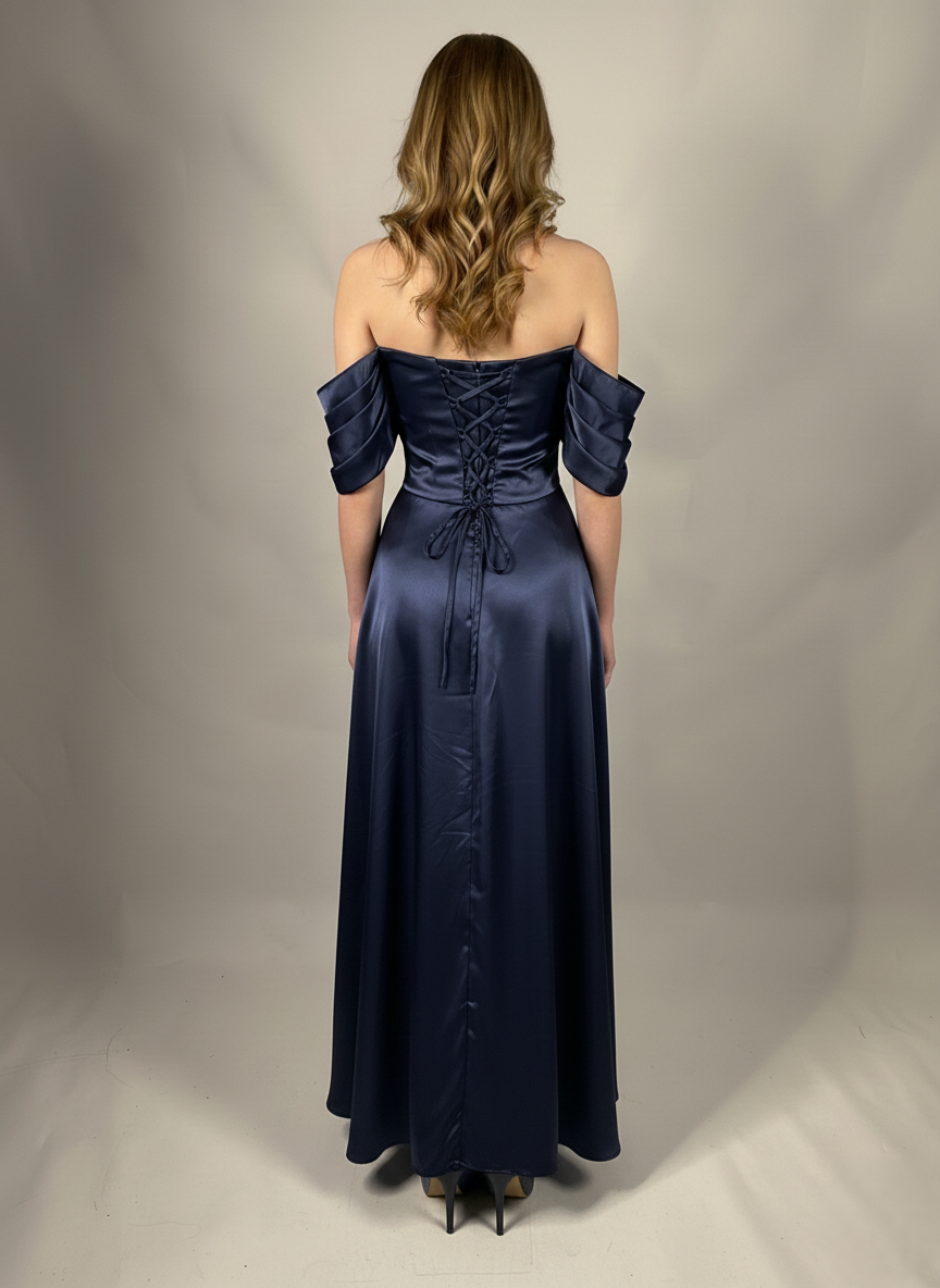Langes Satin-Abendkleid mit Herz-Ausschnitt und Steinverzierung E356
