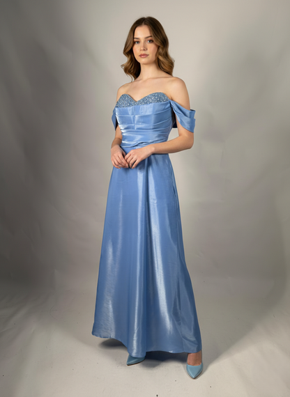 Langes Satin-Abendkleid mit Herz-Ausschnitt und Steinverzierung E356