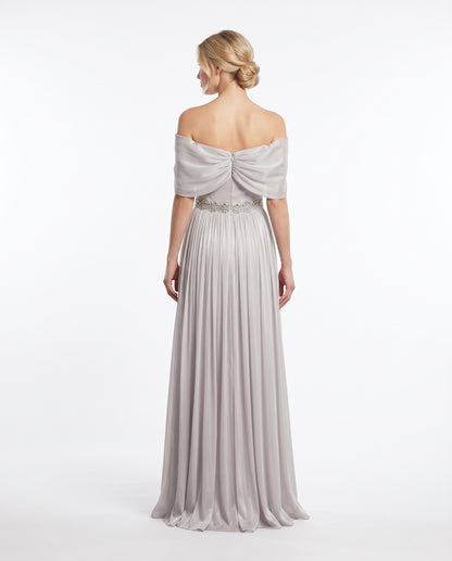 Elegantes schulterfreies Abendkleid in Metallic-Silber mit Plissee-Details e418