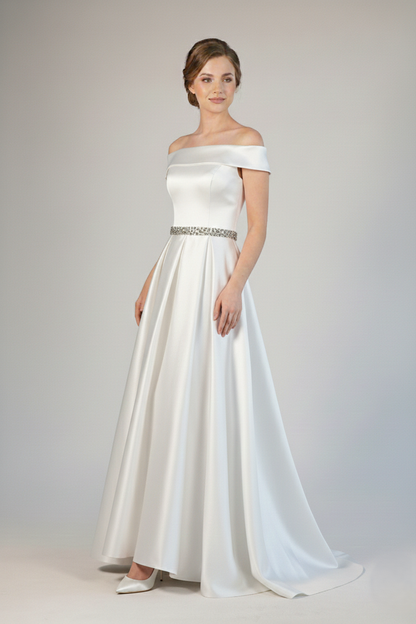 Langes Satin-Abendkleid mit Bootsausschnitt und Strassgürte E351