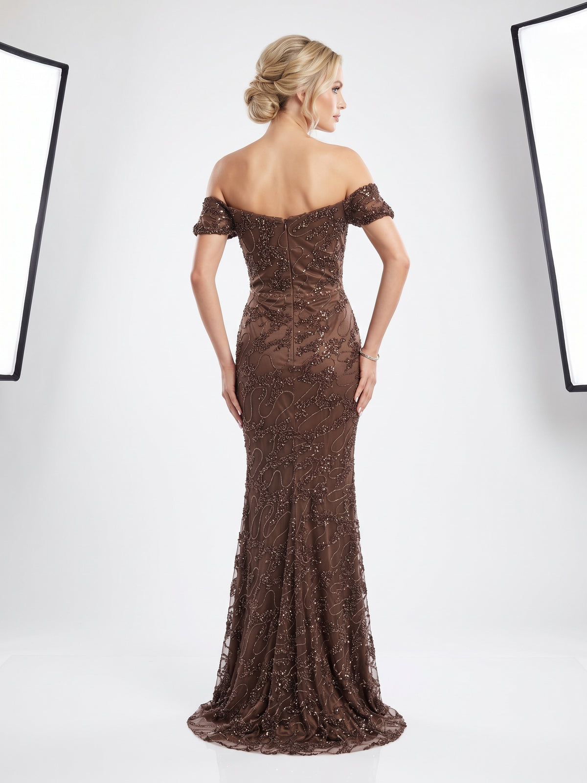 Elegantes schulterfreies Abendkleid mit Pailletten und hohem Beinschlitz in Schokobraun Beschreibung:e398